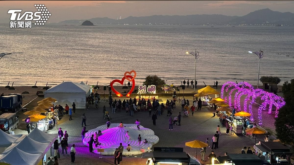入夜後的烈嶼海面天際線相當迷人。(圖/程子奕攝)