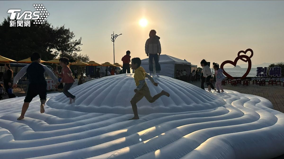 小朋友開心地在夢想雲裝置上蹦蹦跳跳。(圖/程子奕攝)
