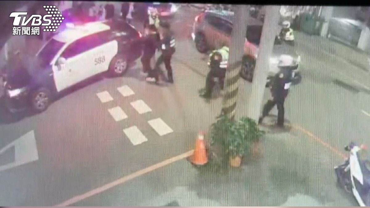 酒測超標撞祖孫!台中男逃逸被圍堵落網。(圖/TVBS)