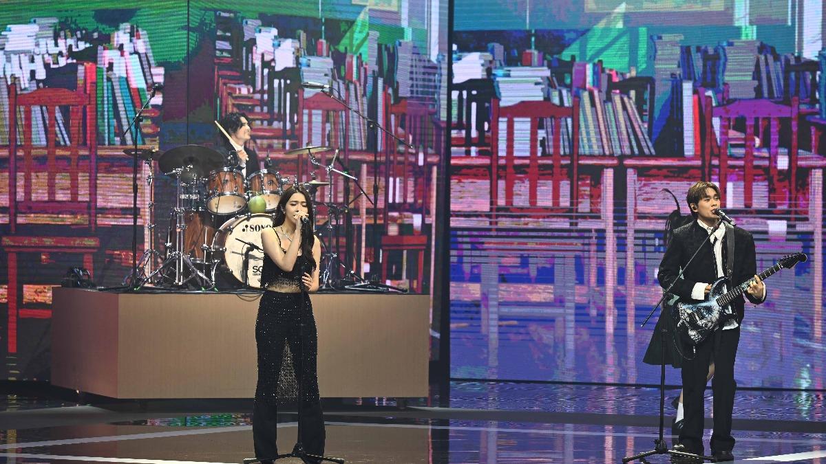 告五人在金馬殿堂獻唱《我天生》。(圖/金馬執委會提供)