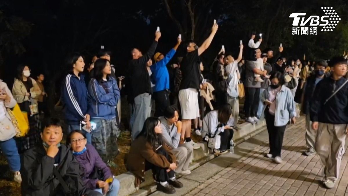 TWICE首度來台開唱，世運主場館湧入五萬人，場外也有上千人逗留。（圖／TVBS）