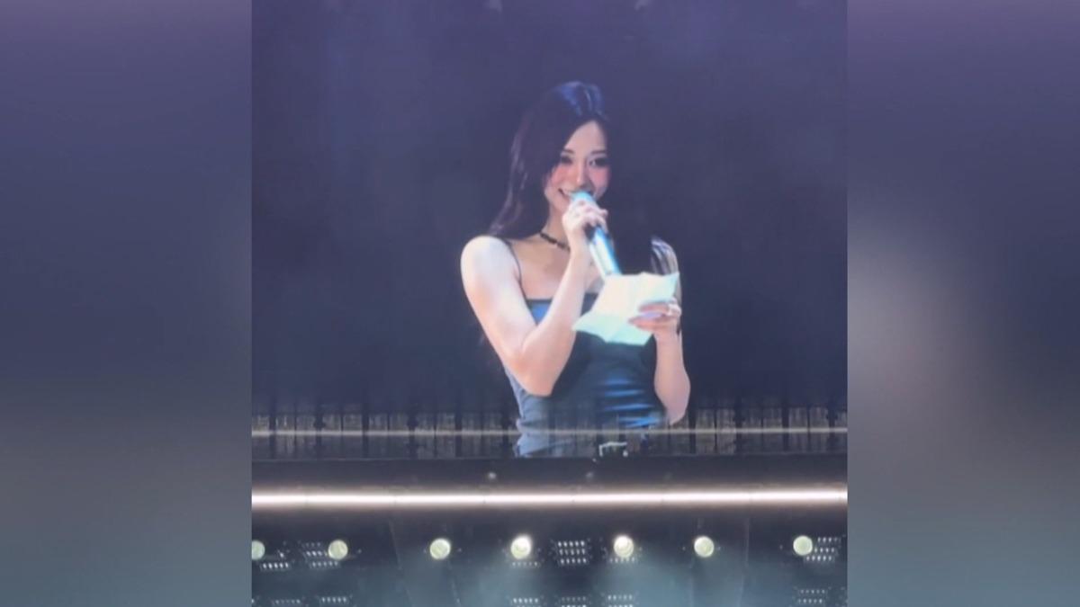 演唱會結束前，周子瑜唸了一封信，提到自己的心路歷程，讓萬人感動落淚。（圖／民眾提供）