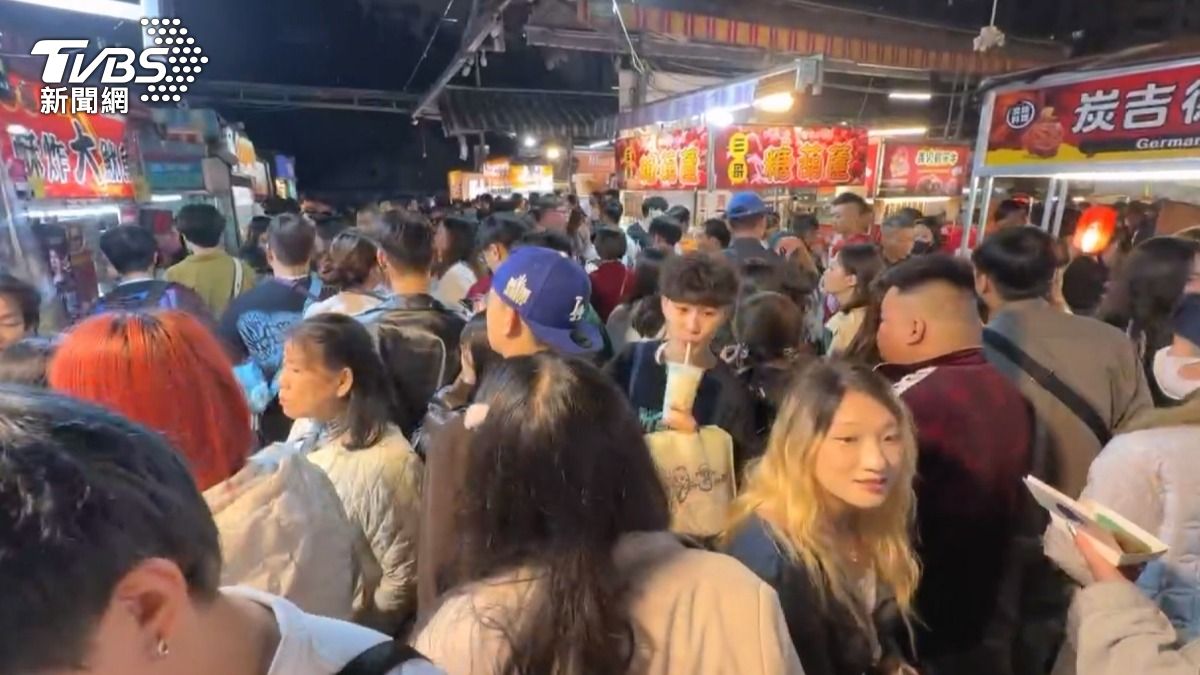 TWICE演唱會後粉絲夜市嗨翻 攤商喜收「一疊抵用券」忙到手軟