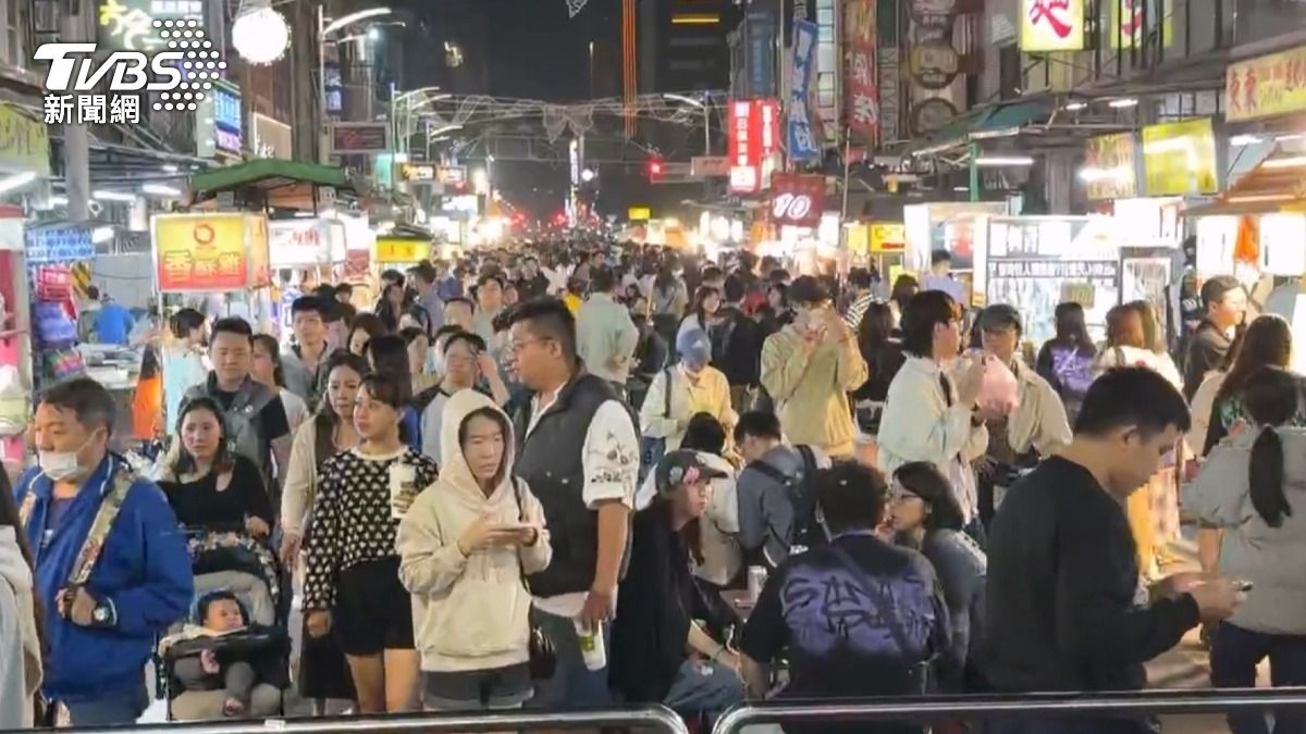 六合夜市等熱門地點全都人滿為患，顧客擠得水泄不通，許多店家直言好久沒看到這種熱鬧景象。（圖／TVBS）