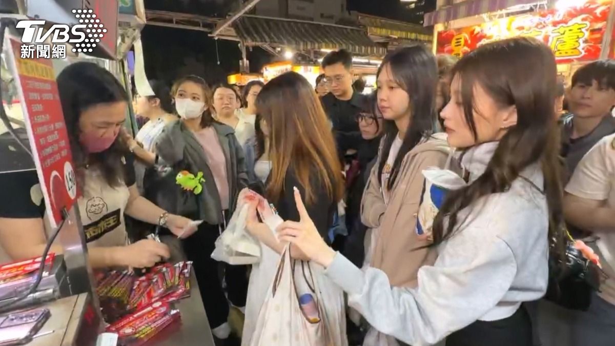 瑞豐夜市的攤商表示，演唱會帶來的人潮比平常多出兩到三倍，為了應對這波客流，他們特別增加了一到兩倍的食材準備。（圖／TVBS）