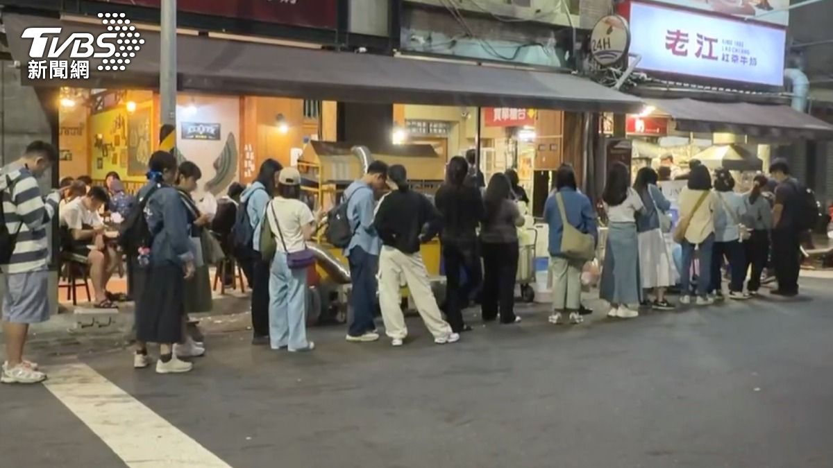 高雄老字號飲料店老江紅茶同樣被TWICE粉絲大量光顧，排隊人潮延伸到馬路上，從演唱會結束後始終座無虛席。（圖／TVBS）