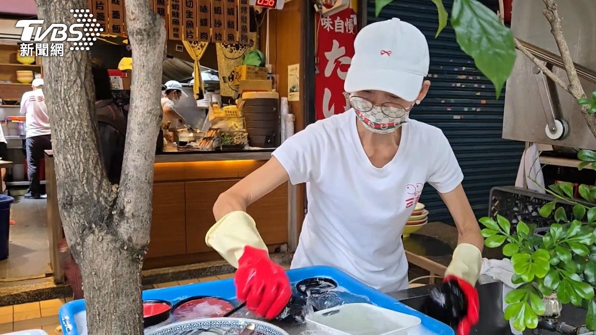 餐飲缺工難補位,高齡員工成服務業重要支柱。(圖/TVBS)