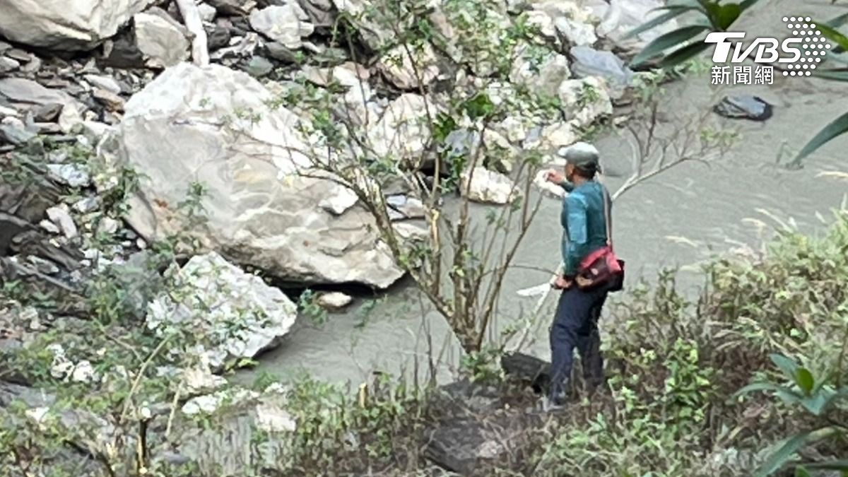 屏東秘境獅王瀑布戲水遇「落石崩落」 3人遭砸墜山坡骨折