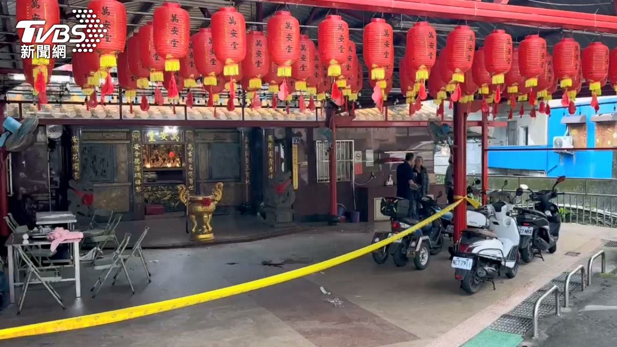 老翁香爐前疑似自爆倒下,「臟器外露」送醫。(圖/TVBS)