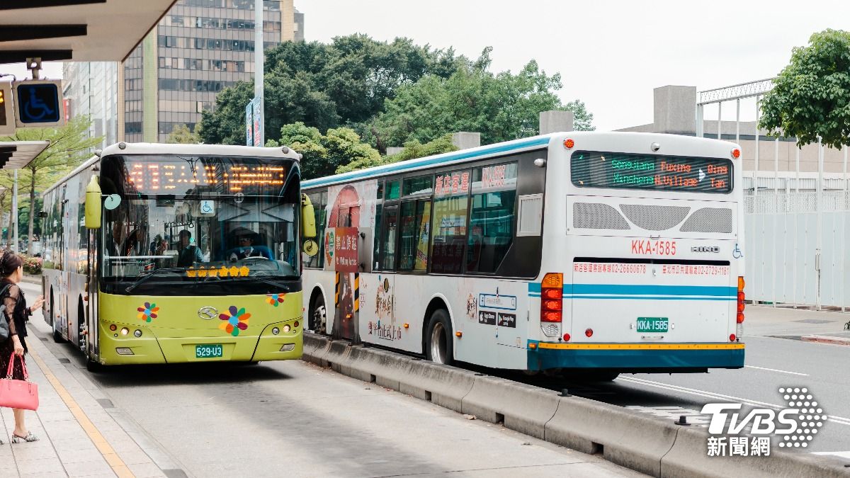 要搭的公車在第二台怎麼攔不出錯?司機解答這「簡單手勢」超好懂