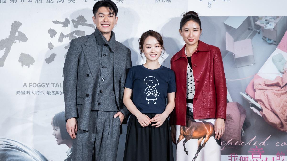 柯煒林(左起)、方郁婷以及9m88主演《大濛》勇奪金馬獎最佳劇情片獎。(圖/牽猴子提供)