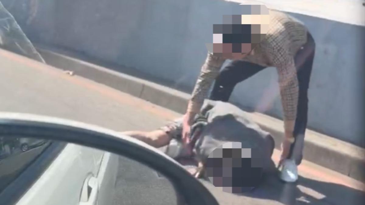 台南女癱躺馬路 男友人「拉上車失敗」無奈抬路邊放