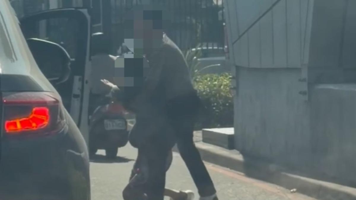 男子多次要把女子拉到車上但都失敗。(圖/翻攝記者爆料網)