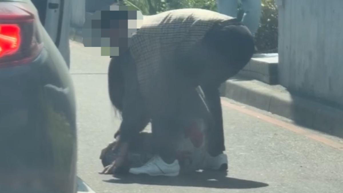 無奈放棄,將人抬至機車道靠邊的位置放置。(圖/翻攝記者爆料網)
