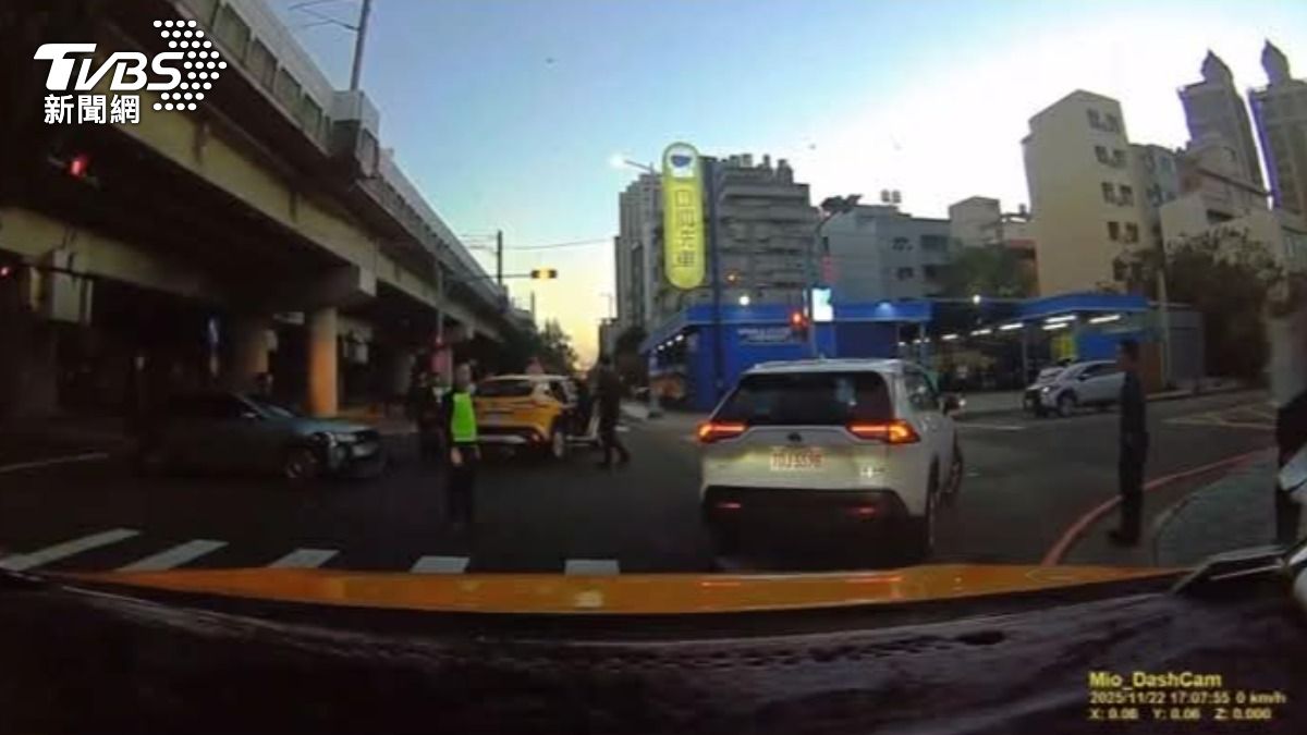 闖紅燈撞計程車 「黃金救援區」警消秒到場。(圖/翻攝新竹爆料公社)