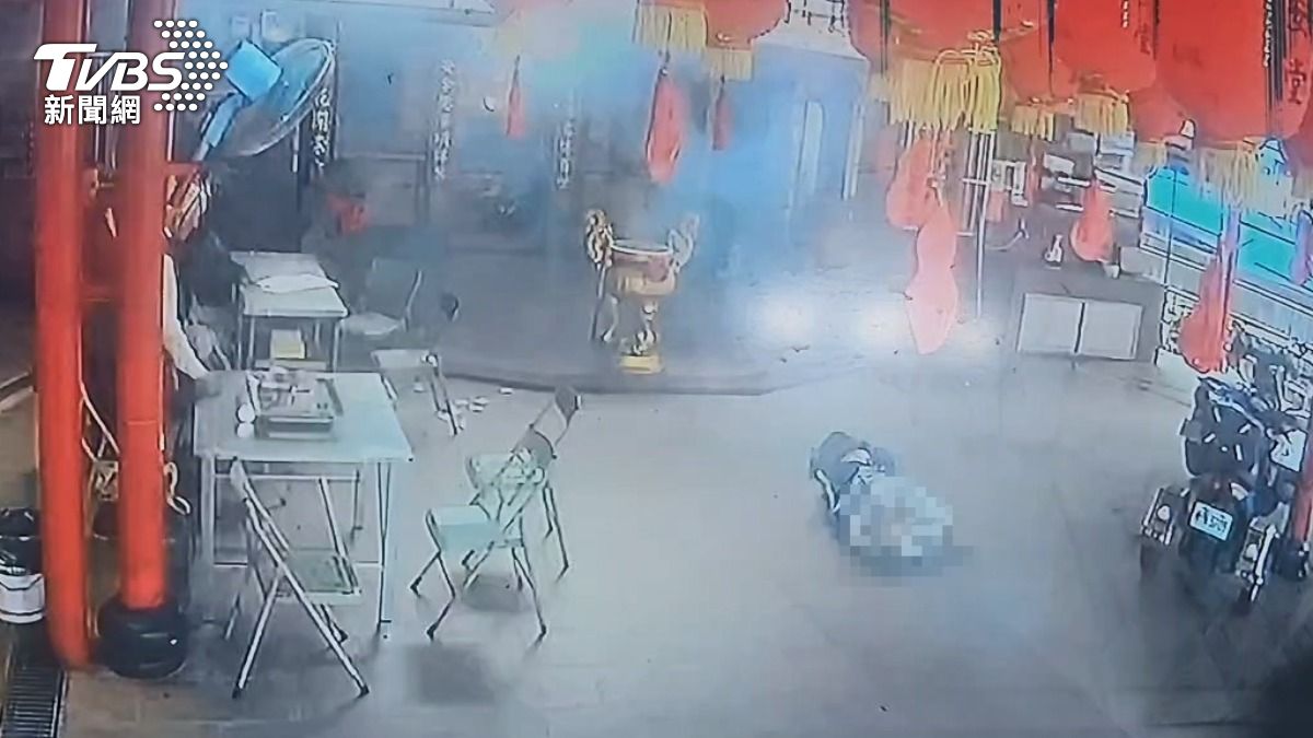 老翁倒在香爐前。(圖/TVBS)