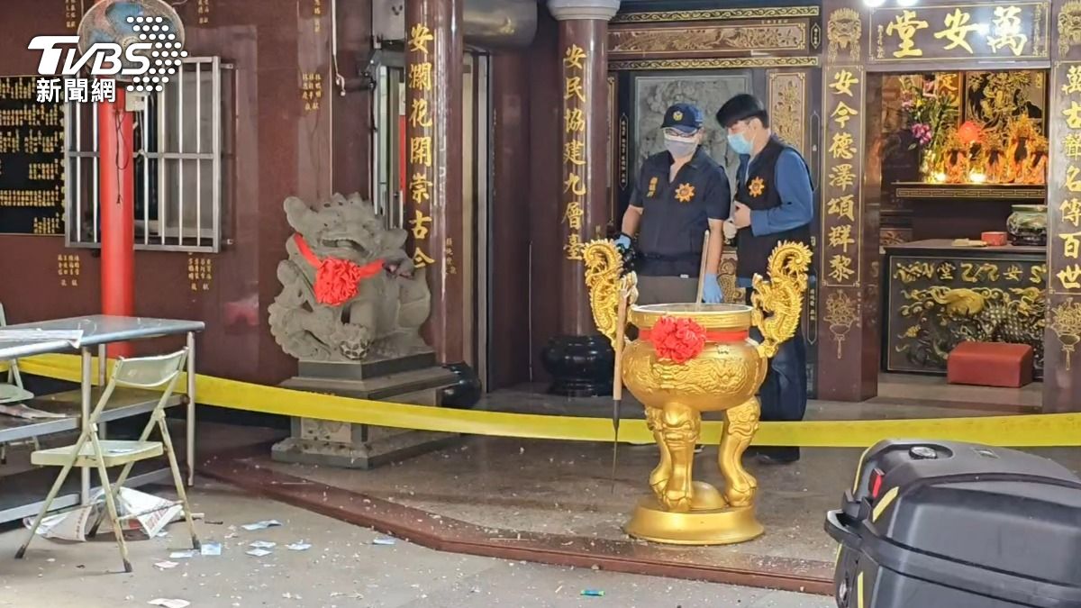 警方到場拉起封鎖線,釐清案件。(圖/TVBS)