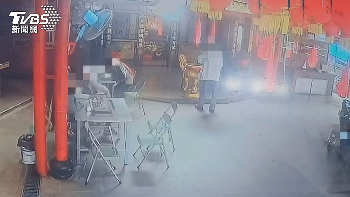 老翁站在香爐前並無人發現異狀。(圖/TVBS)