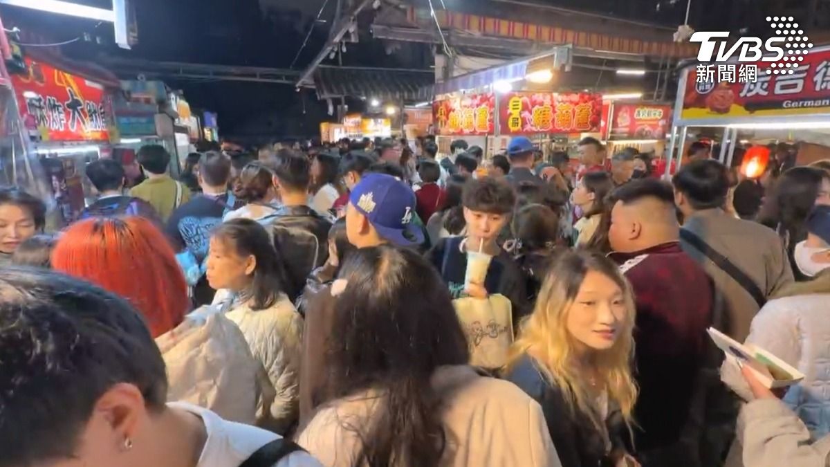 瑞豐夜市湧入大批人潮,放眼望去每個人摩肩擦踵,幾乎看不到任何空位(圖/TVBS)