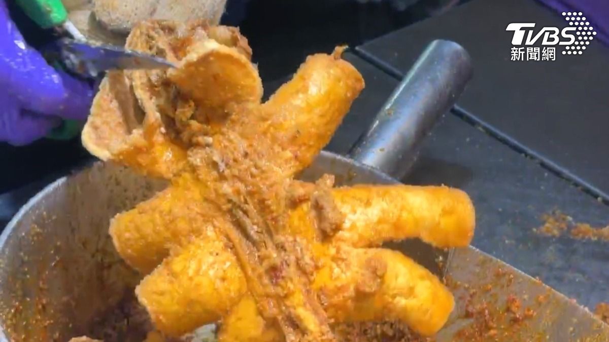魷魚下鍋油炸,撒上調味粉提味,顧客們忍不住食指大動(圖/TVBS)