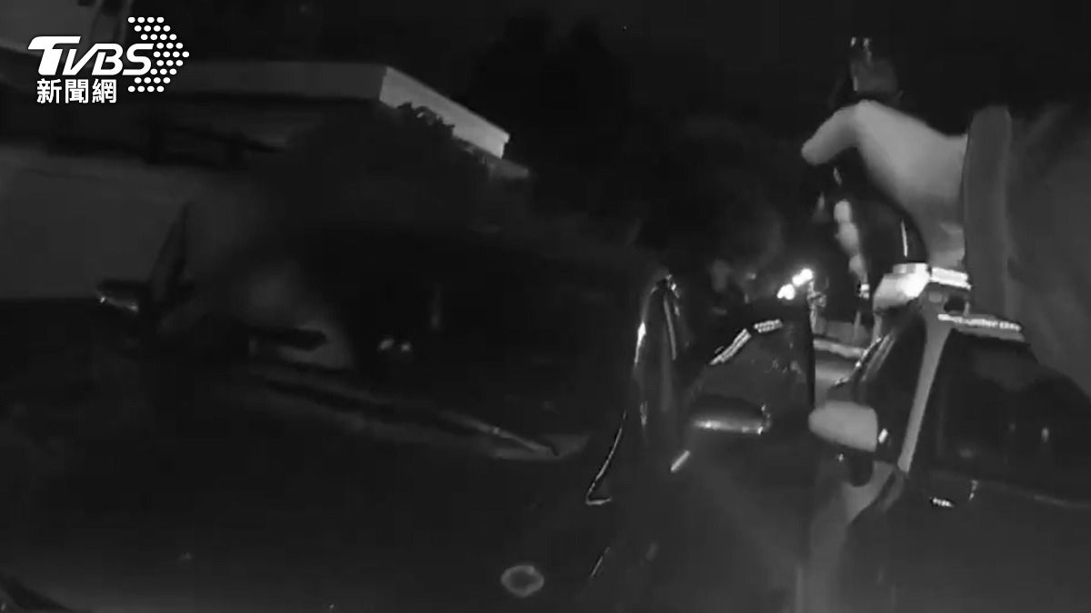 女警李姿瑩深夜霸氣舉槍，和同事一起攔截可疑人車。（圖／TVBS）