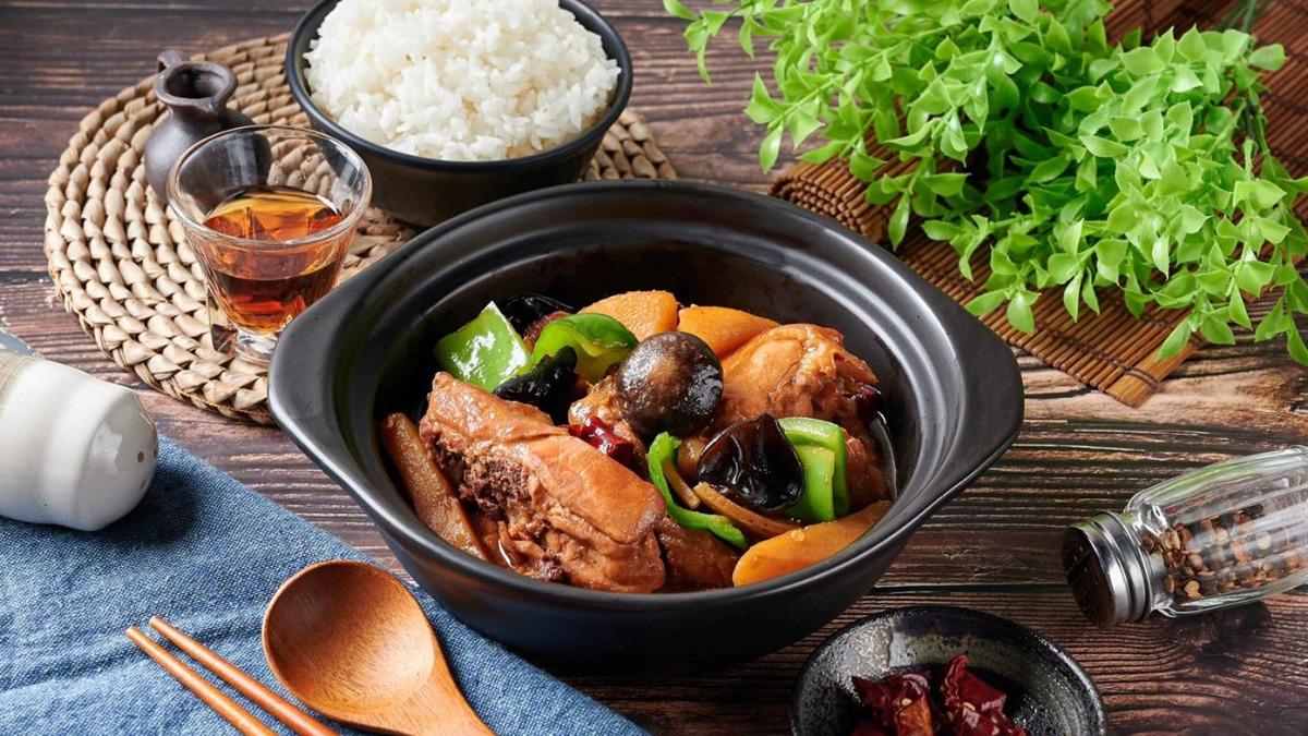 黃燜雞。(圖/翻攝自臉書「極 黃燜雞米飯-三重力行店」)