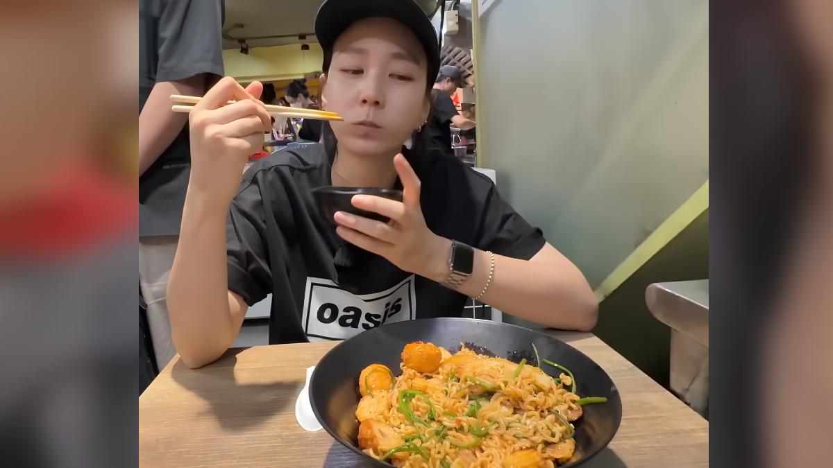 韓國YouTuber「DenQ」在他的頻道上分享與妻子在台灣吃到麻辣香鍋的影片。(圖/翻攝自YT@隨便吧DenQ)