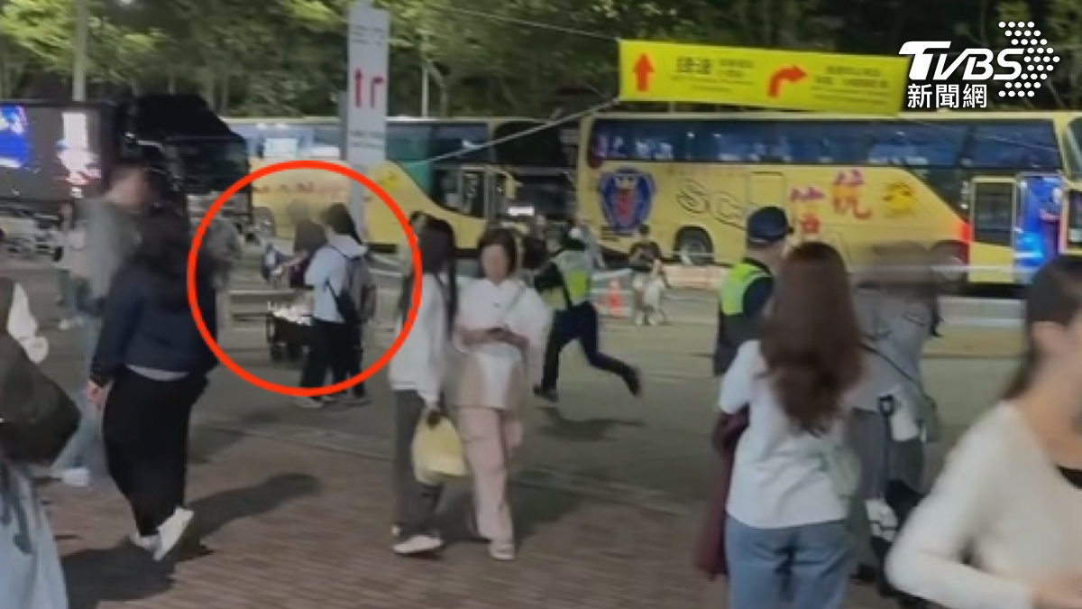 員警取締違規擺攤，沒想到攤商竟然拉著攤車，跑給警察追（圖／翻攝Threads_its_alvin201）