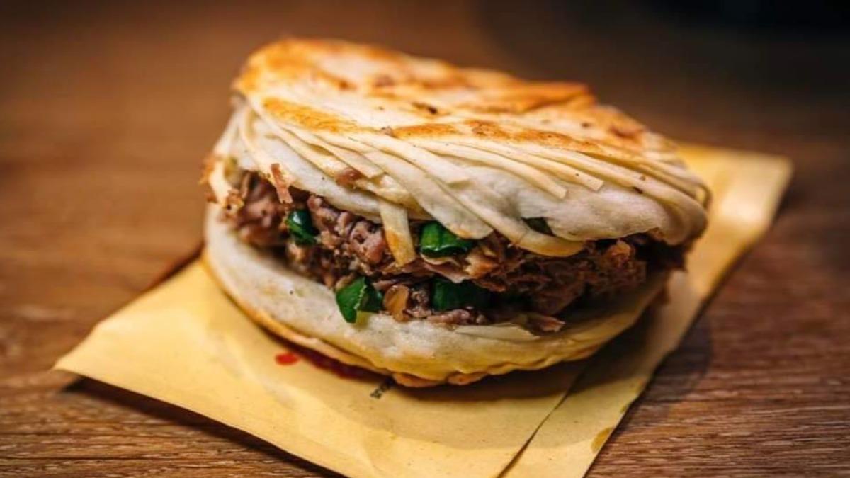 肉夾饃是源自中國陝西地區的著名特色小吃。(圖/翻攝自臉書「劉老太老潼關肉夾饃」)