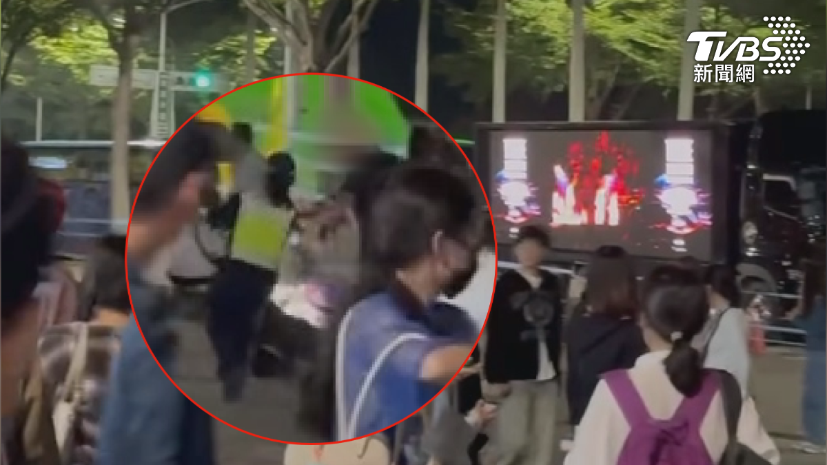 女警追上攤販，抓住攤商的手，攤商的手一揮，把女警推倒在地（圖／翻攝Threads_its_alvin201）