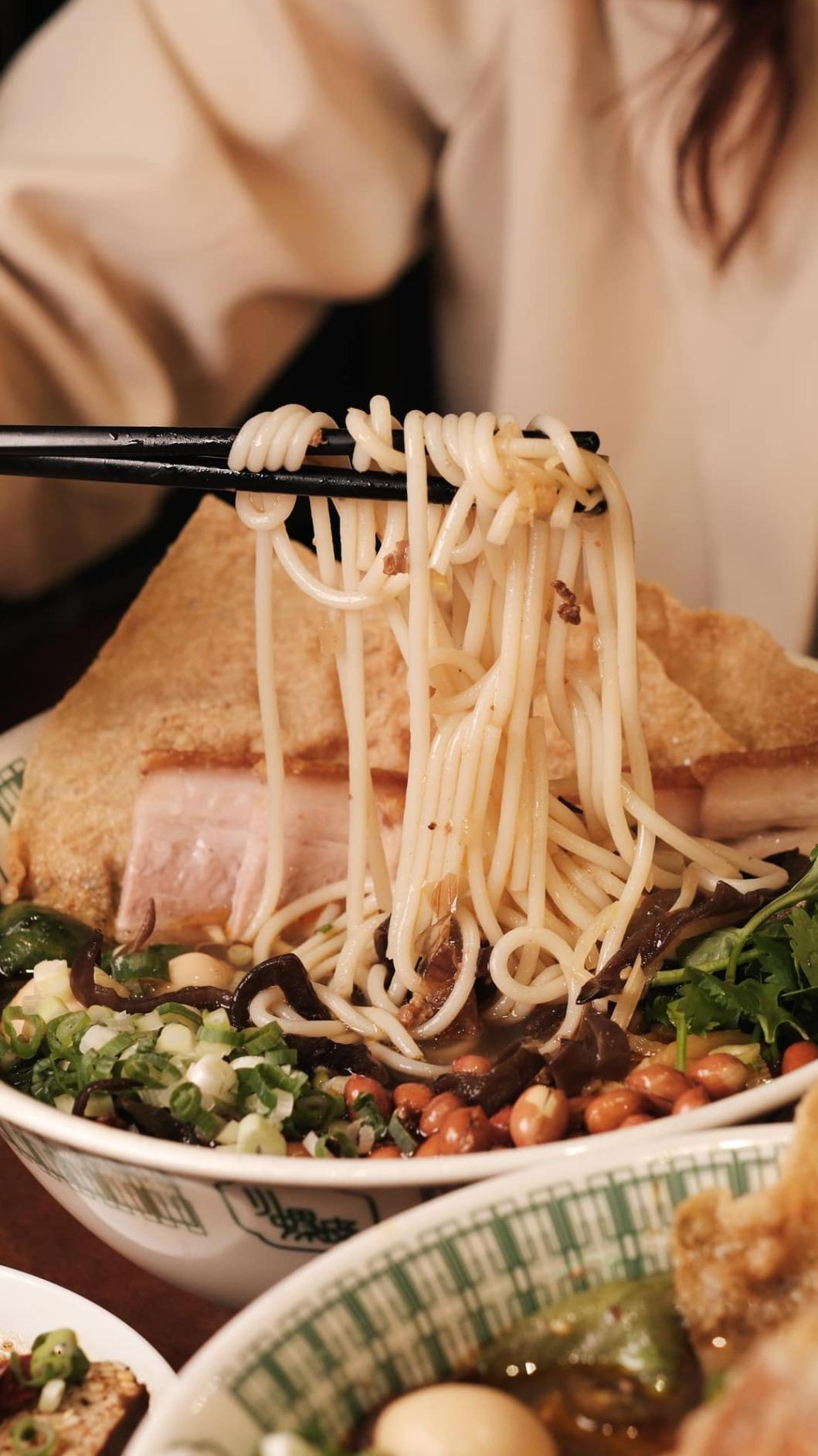 螺螄粉這道美食最大的特色來自於醃製發酵後的「酸筍」,散發出種類似臭豆腐的特殊氣味。(圖/翻攝自臉書「小螺波 Xiao Luo Bo」)