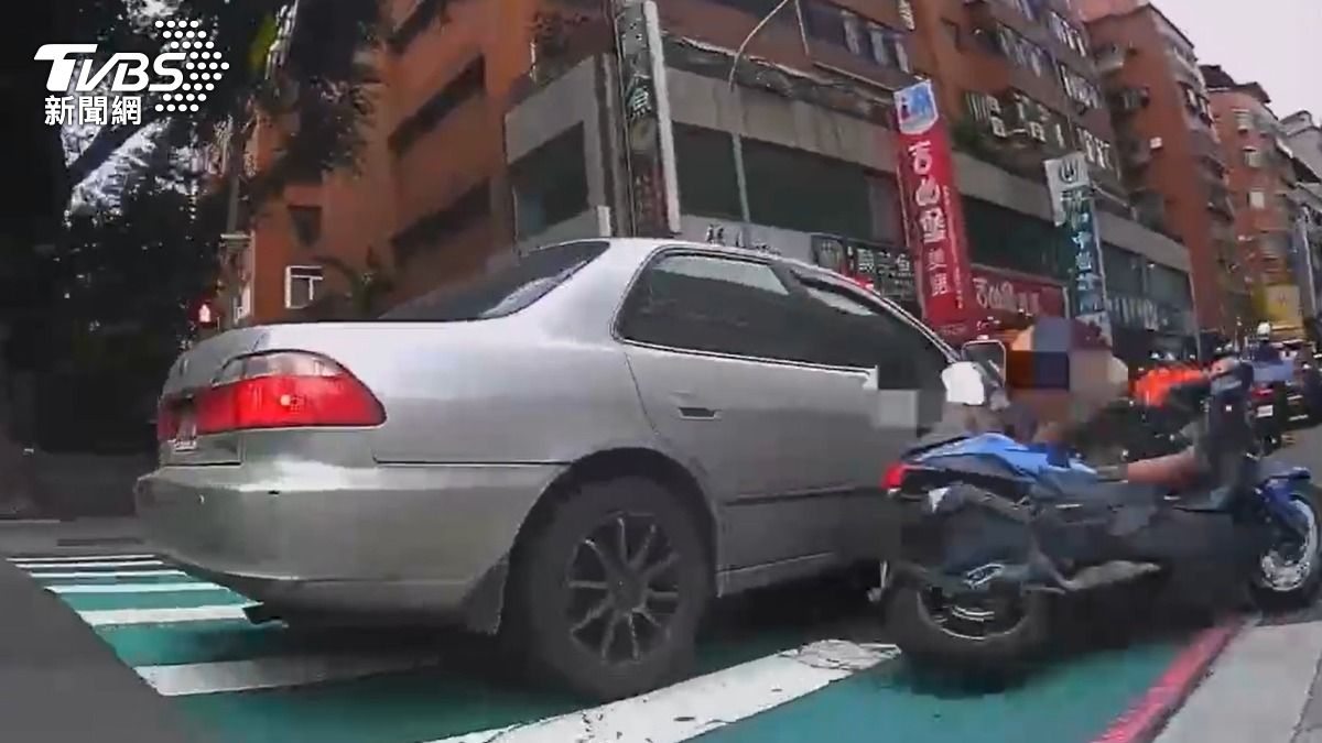 毒駕男拒檢逃逸,結果自撞轎車倒地。(圖/TVBS)