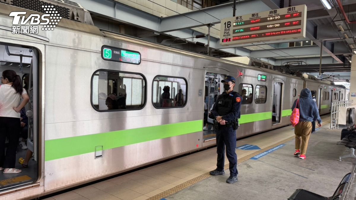 清潔公司當下無法完全清除，經過編組後順利發車，班次延誤5分鐘。（圖／TVBS）