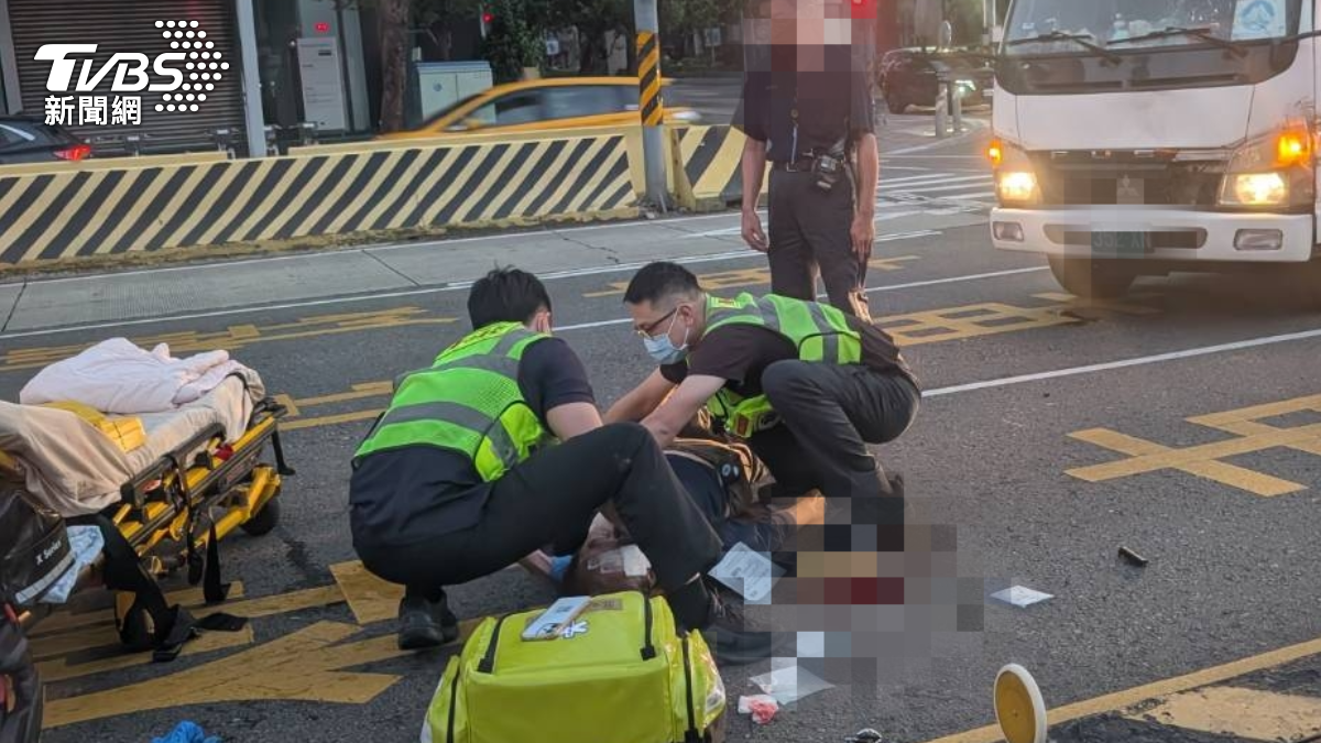 台中行人地獄!74歲翁走斑馬線遭撞飛 頭撕裂血染馬路