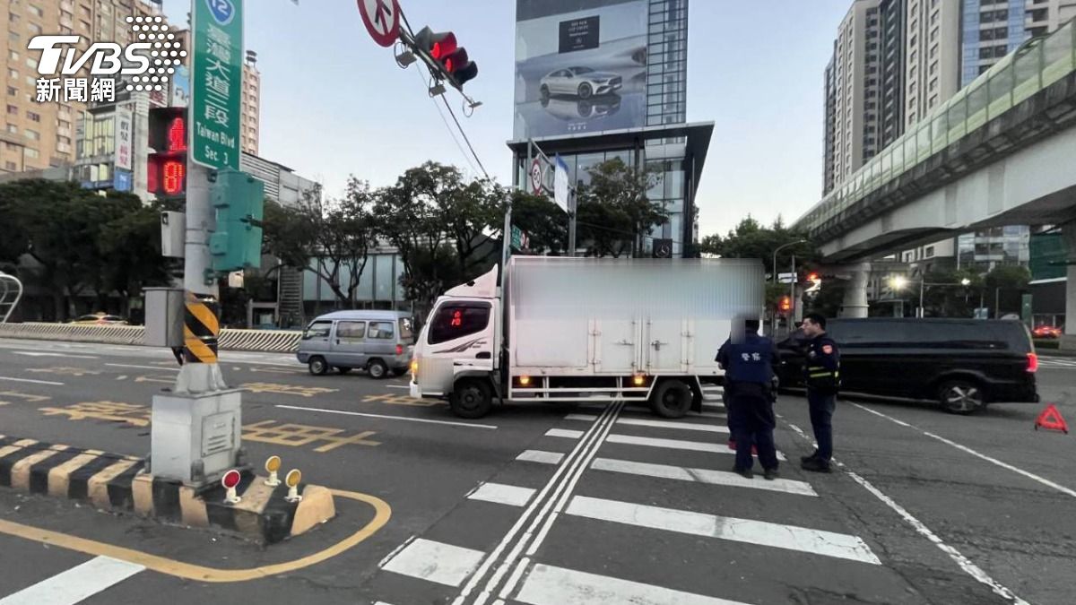 撞擊力道強烈，李翁當場被撞飛倒臥馬路。（圖／TVBS）