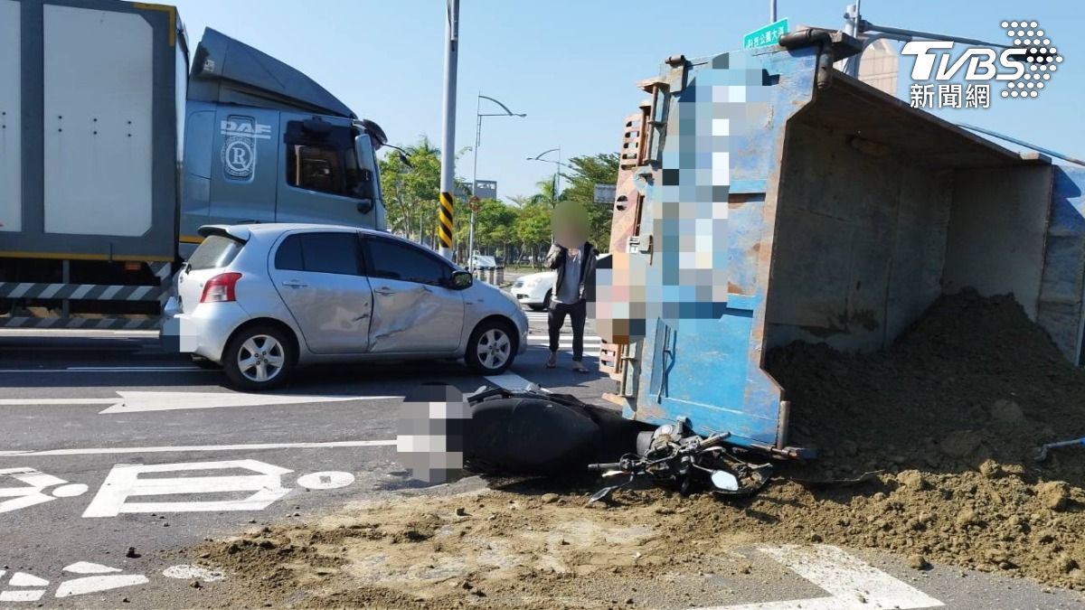 快訊/台南4車連環撞!砂石車翻覆「車斗壓機車」 騎士急送醫