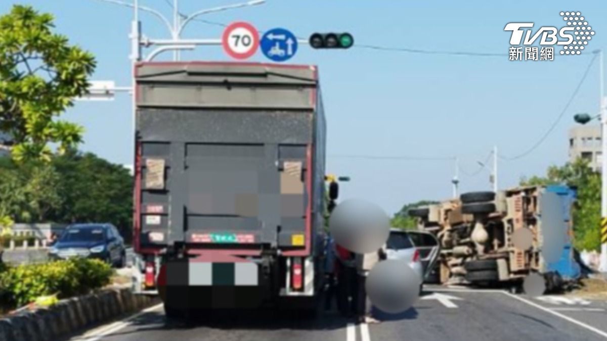 砂石車追撞3車後翻覆。(圖/TVBS)