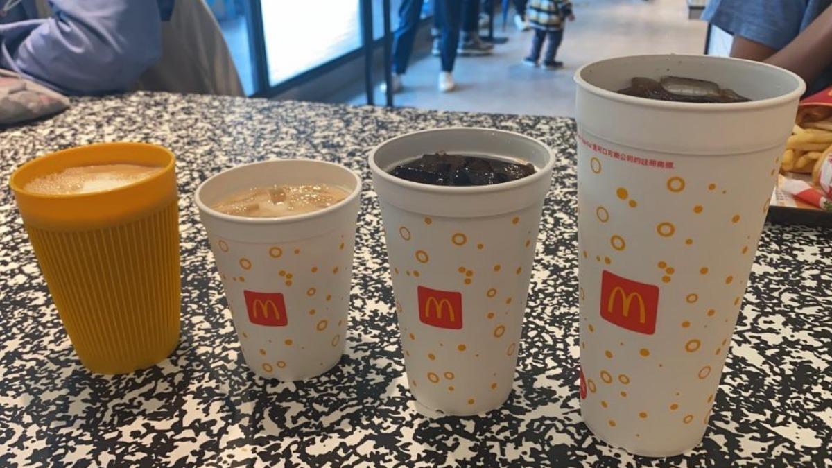麥當勞內用杯「衛生紙擦一圈黑的」民眾崩潰喊噁 業者回應了