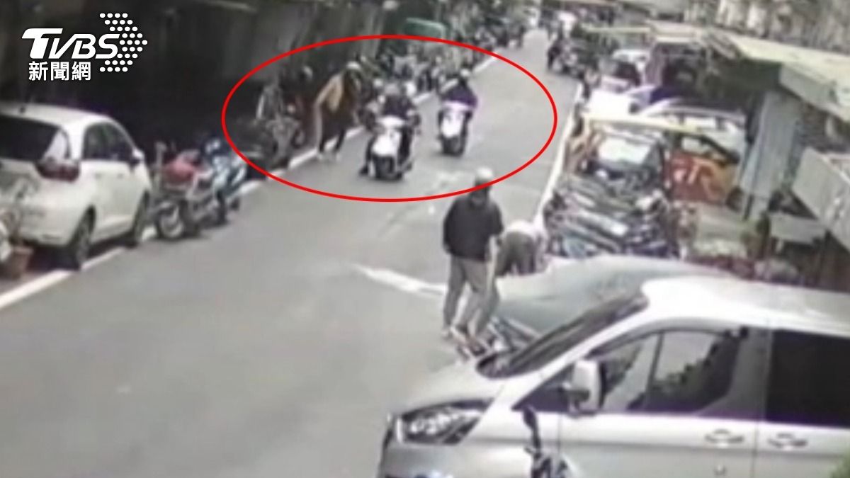 顏男準備逃離時,疑似因機車發不動遭警方逮獲。(圖/TVBS)