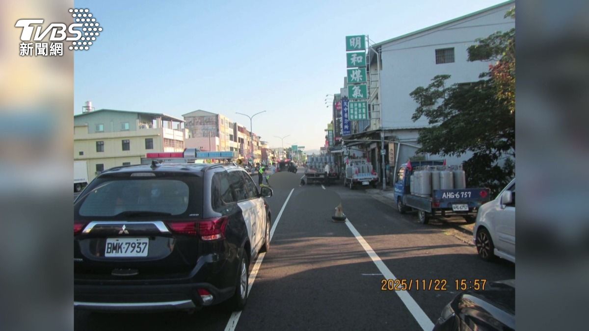 騎士自撞停機慢車道瓦斯車 48歲男「頭部撕裂」亡　有中風病史。(圖／TVBS) 