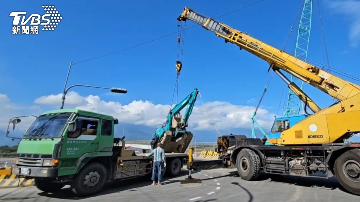 吊車將翻覆怪手吊回拖板車，順利駛離事故現場。（圖／TVBS）