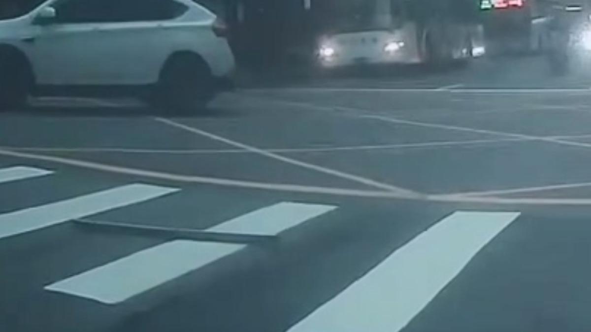工地鋁條掉落、砸在馬路上，差點砸中路人。 (圖／翻攝Threads refraintwmy)