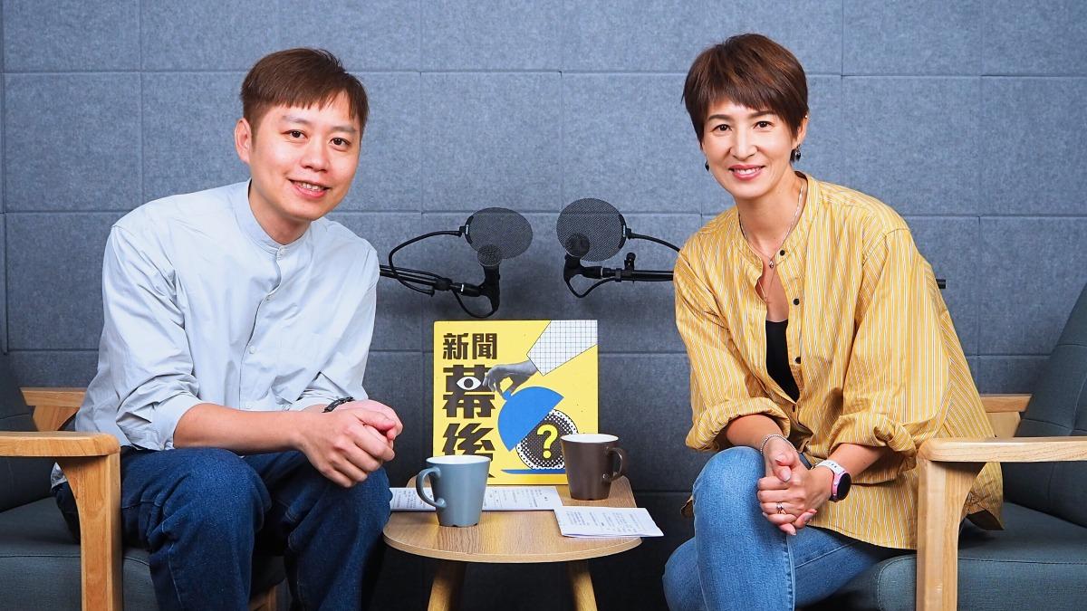 中華飛揚關懷協會副秘書長彭康明(左)接受 TVBS《新聞幕後》主持人夏嘉璐(右)專訪,分享花蓮強震半年後,在地社福機構面臨募款寒冬的殘酷現況,並分享偏鄉孩童手機成癮與長輩藉科技解鄉愁的感人故事。(圖/《新聞幕後》提供 )