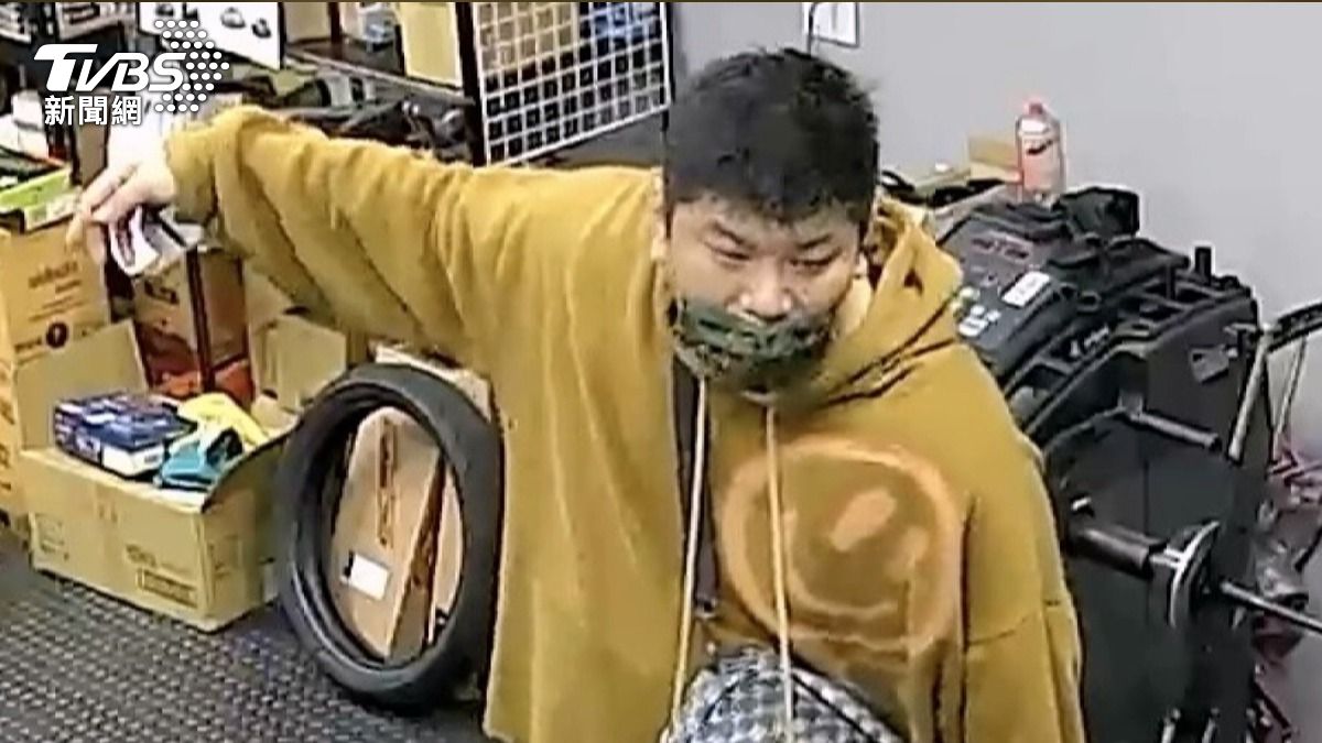 緊張哥「鑰匙.手機鎖電動車內」連環借錢 多店遭騙。(畫面翻攝自 Threads @yesyuantong)