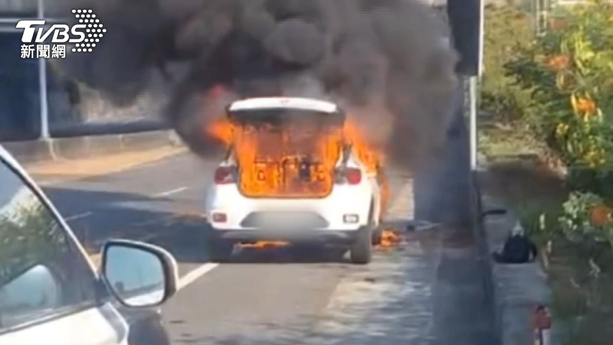 4年新車突起火燃燒成廢鐵!駕駛下交流道「抖動冒煙」秒逃命。(圖/TVBS)