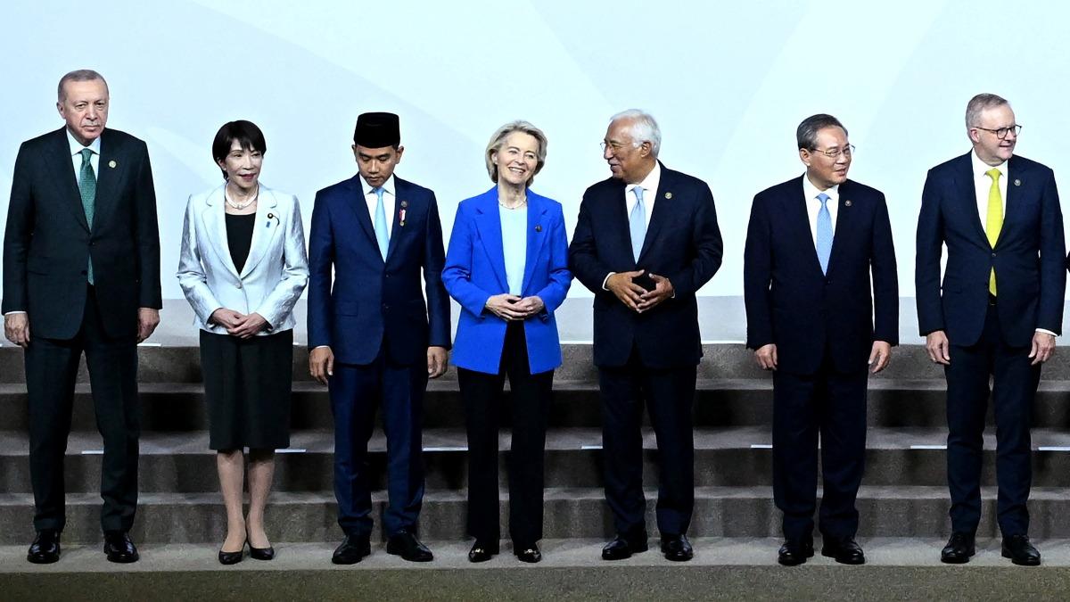 出席南非 G20 峰會的中國大陸國務院總理李強,與高市早苗中間隔著歐盟委主席范德萊恩等多名領袖,眼神毫無交集,更別說握手互動。(圖/路透社)