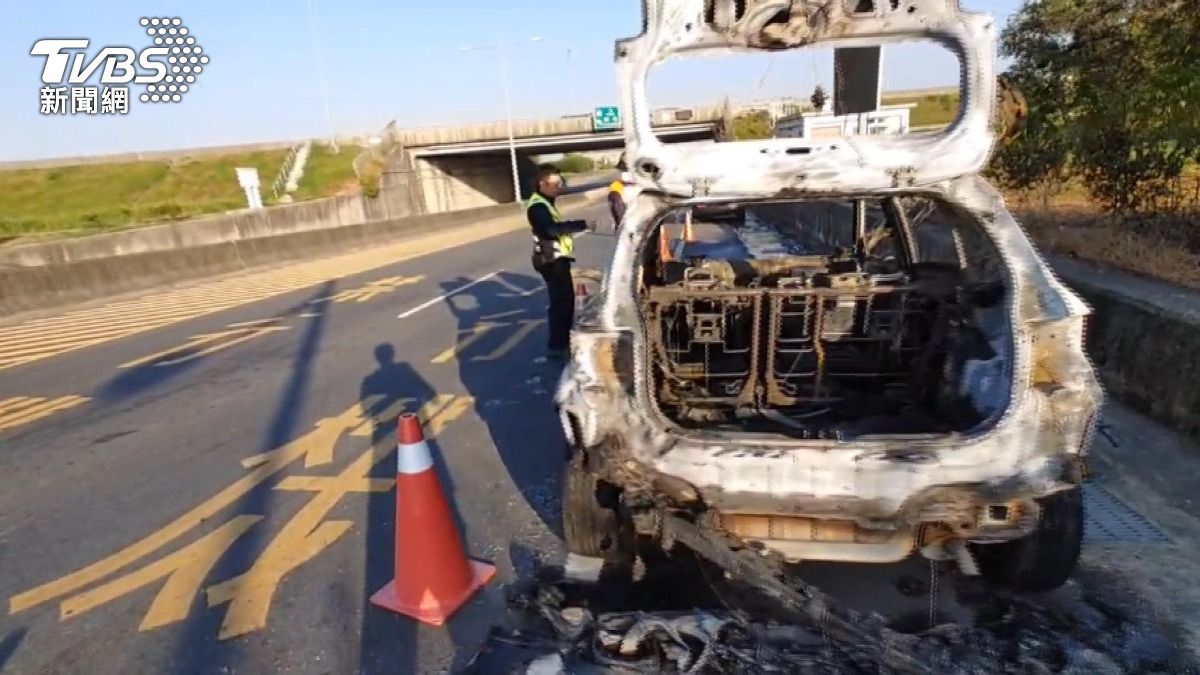 4年新車突起火燃燒成廢鐵!駕駛下交流道「抖動冒煙」秒逃命。(圖/TVBS)