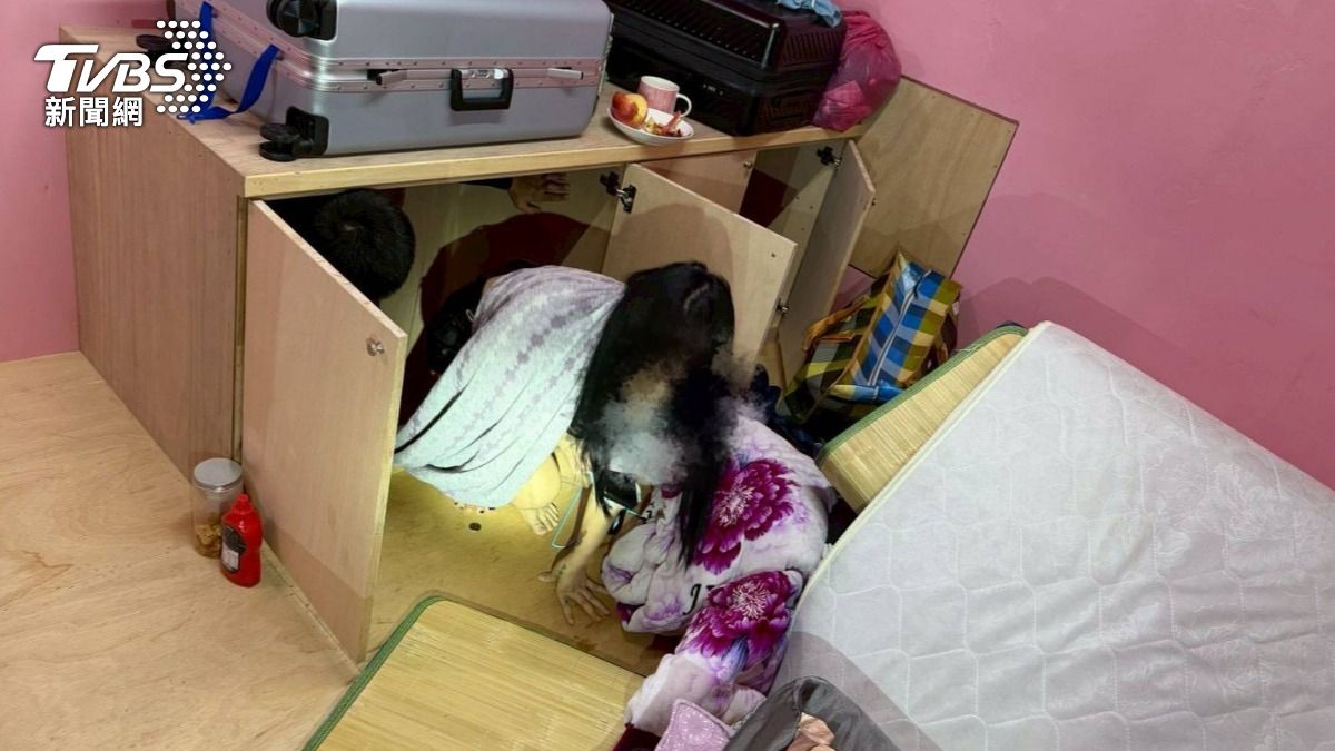 桃園養生館暗藏女僕,越女衣衫不整從密室被揪出。(圖/TVBS)