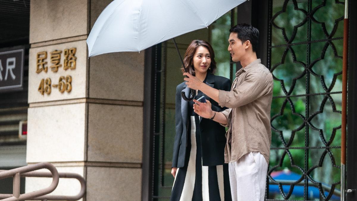 楊晴(左)與楊鎮飾演的麵包店老闆有不少情感互動。(圖/TVBS提供)