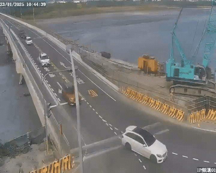 拖板車車上怪手不慎翻落至路面。（圖／公路局東分局花蓮工務段提供）